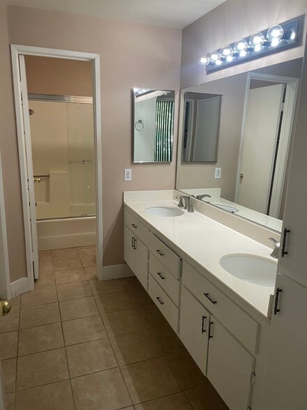 Building Photo - 24127 Del Monte Dr