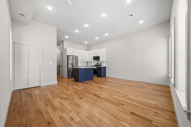 Building Photo - 424 Woodlawn Ave
