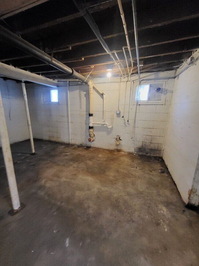 Building Photo - 1192 Maple St