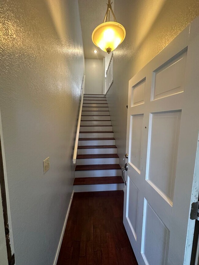 Building Photo - 2 Bed/2 Bath 2nd Floor Condo