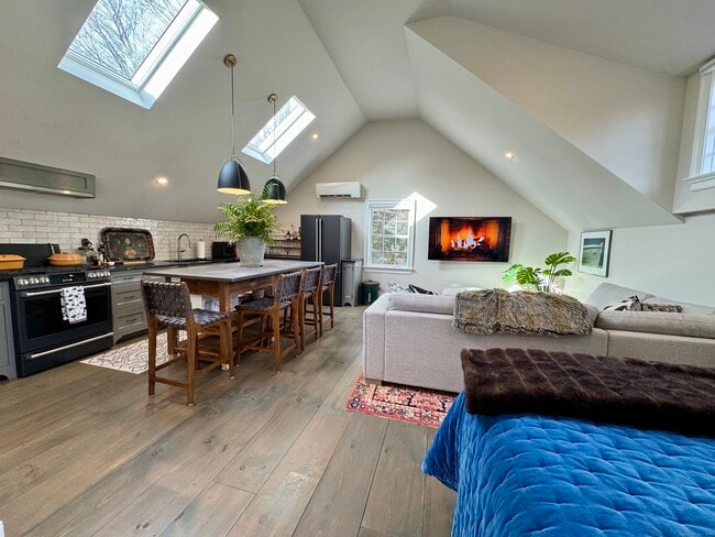 Primary Photo - 67 Kings Hwy N