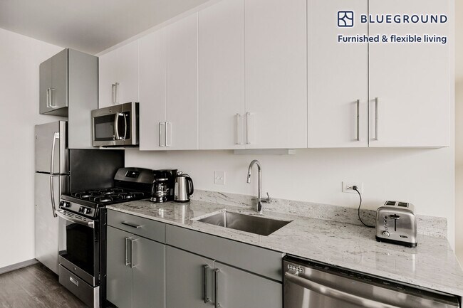 Building Photo - 2340 N California Ave