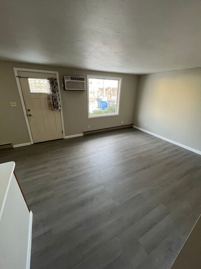 Building Photo - 118-124 Maple Lane