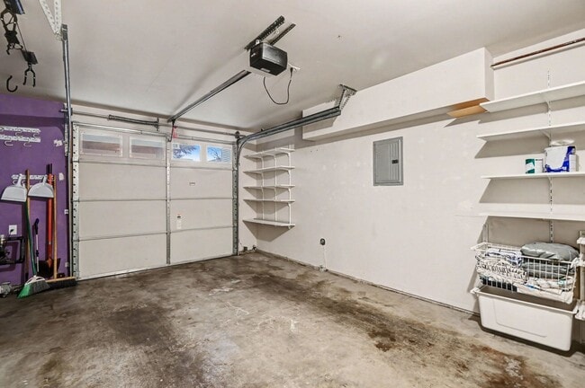 Building Photo - Move in ready refreshed 3 bed 2.5 bath town home