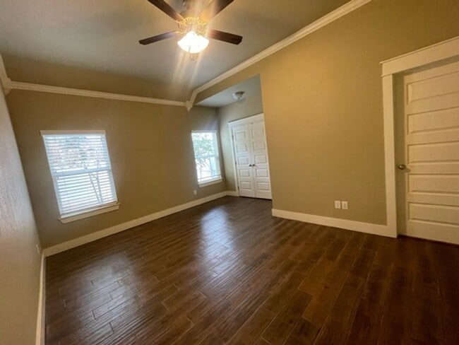 Building Photo - Charming 3-bedroom, 3-bathroom