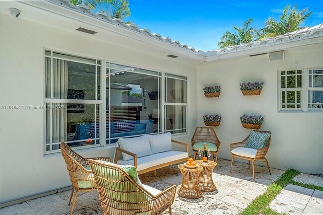 Building Photo - 5915 La Gorce Dr