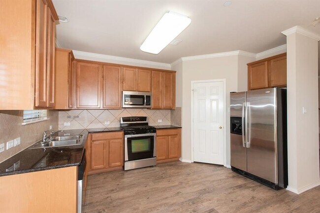 Building Photo - 9201 Brodie Ln