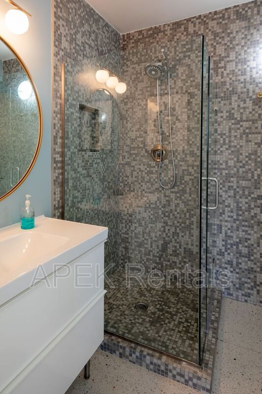 Building Photo - 2204 W Acacia Rd