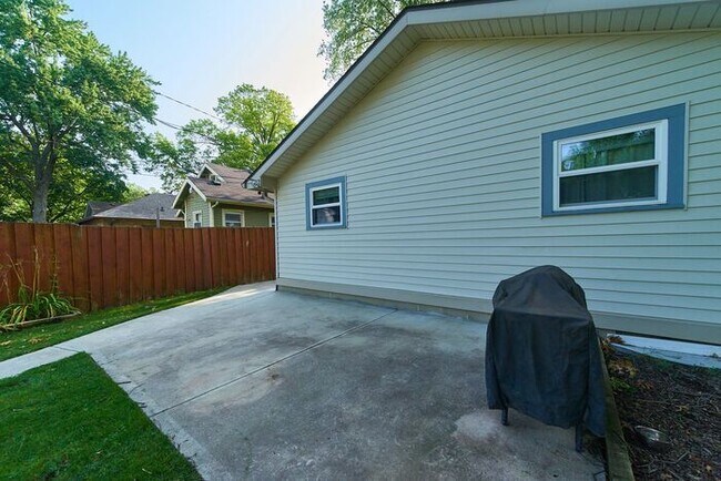 Building Photo - Charming 2 Bed Bungalow in Great SoBro Location!