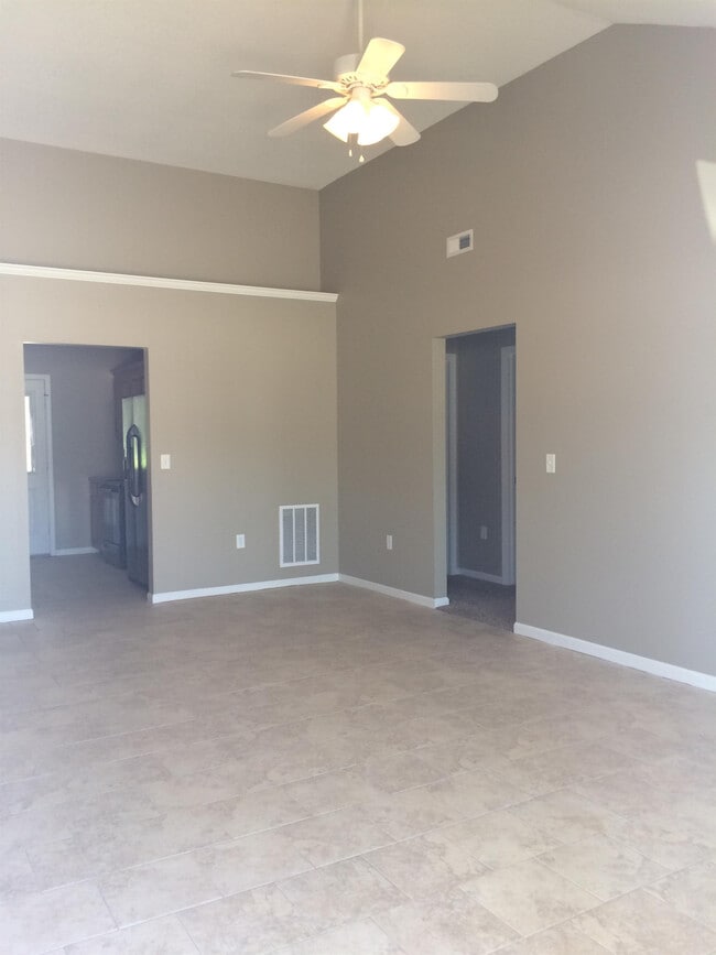 Building Photo - 711 E Culton St