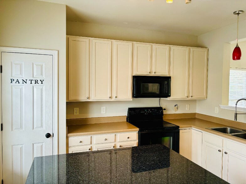 Building Photo - 21 Edgebrook Cir