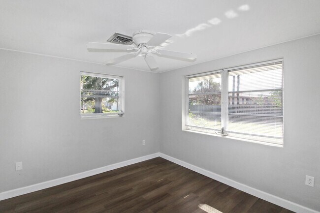 Building Photo - South Venice Annual Home for Rent