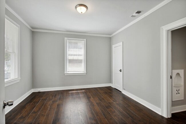 Building Photo - 901 E 37th St