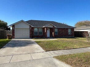 Building Photo - THREE BEDROOM QUICK COMMUTE TO CROSSTOWN SOUTH