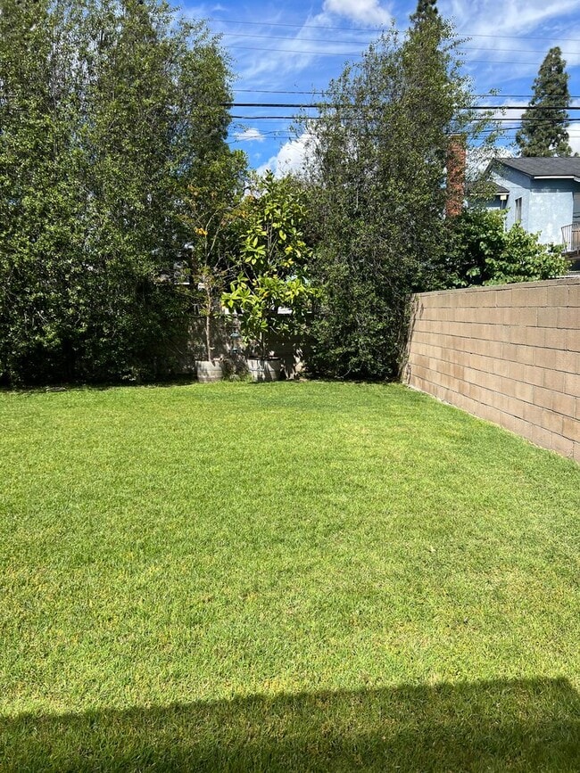 Building Photo - 2 Bedroom, 1 Bath Home with large yard in Lakewood