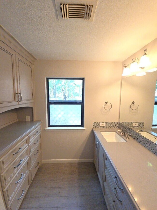 Building Photo - 25 N Mossrock Rd