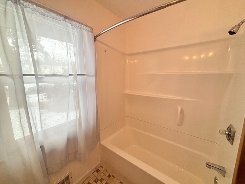 Building Photo - 10450 Washington Blvd NE