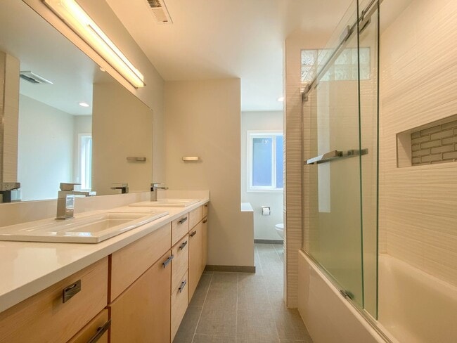 Building Photo - Stunning Mid-Century Home with Spectacular Southerly Views in Sought-After Terwilliger Heights!