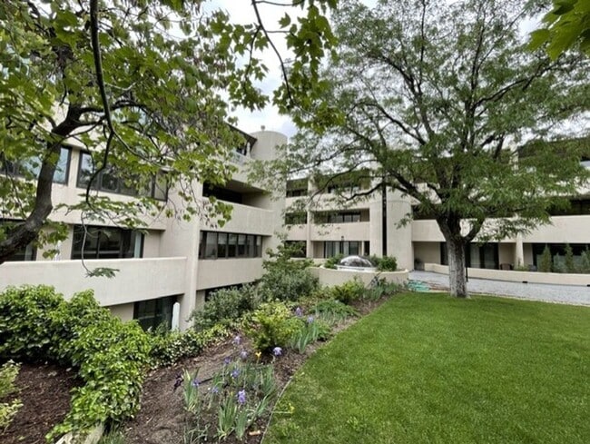Building Photo - Two Bedroom Condo Available In Downtown Boulder