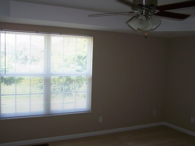Building Photo - 3 bed, 2 bath, 2 car garage townhouse w/ b...