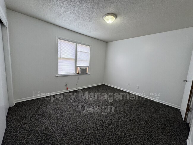 Building Photo - 1039 5th St