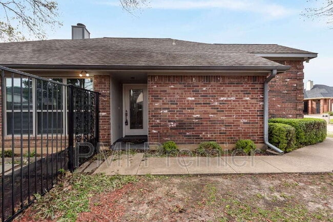 Building Photo - 1220 Royal Crescent Dr