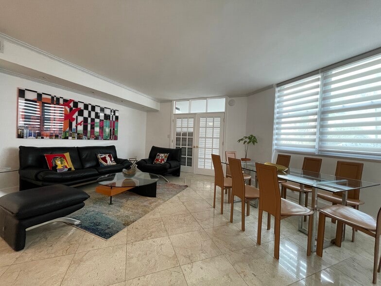 Building Photo - 999 Brickell Bay Dr