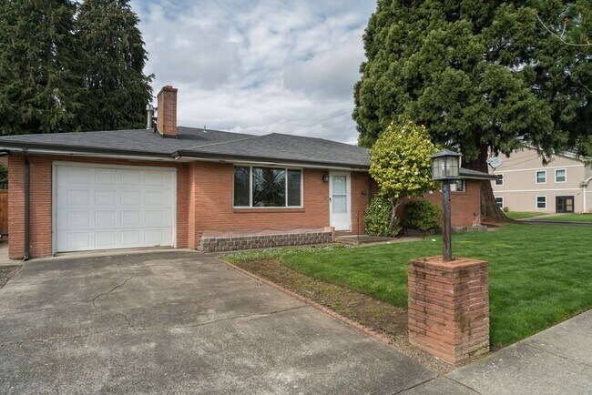 Building Photo - $500 move-in incentive! Awesome 3-bdrm/2-b...