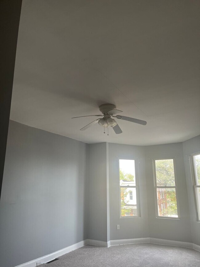 Building Photo - Spacious 3 bedroom 1.5 Bathroom Townhome