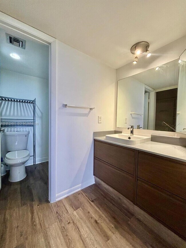 Building Photo - 1703 Whitehall Dr