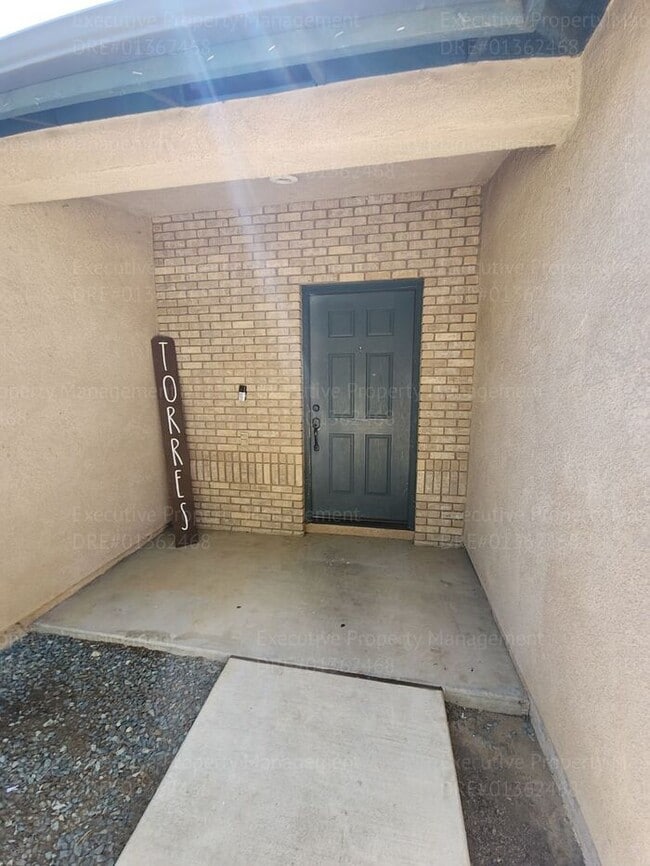 Building Photo - 5 bedrooms/ 2 baths Location Olive Dr/ Old...