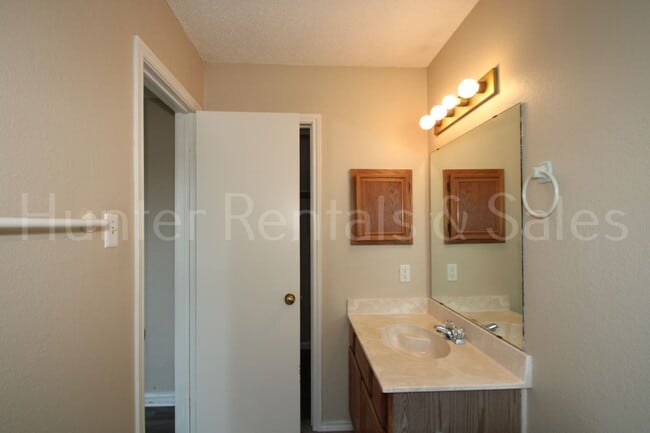 Building Photo - Two Story Willowsprings Home