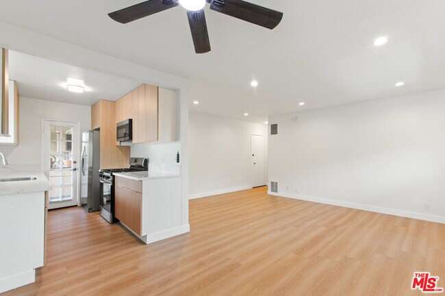 Building Photo - 8440 Willoughby Ave