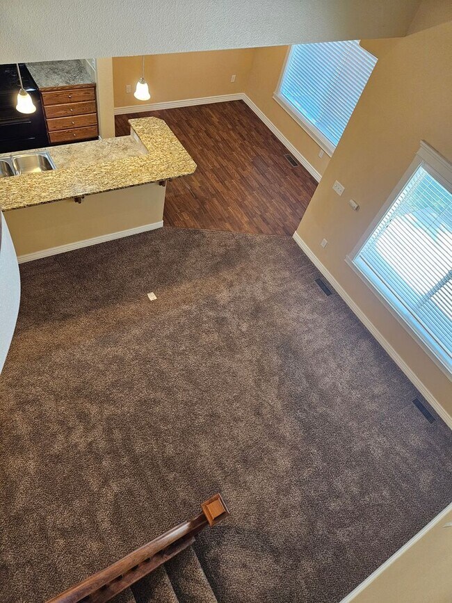 Building Photo - 3/2.5 in Boise-2 Car Garage, Fireplace, Vaulted Ceilings, Landscaping Included.