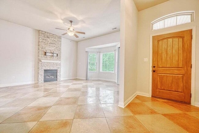 Building Photo - 2001 Cecil St