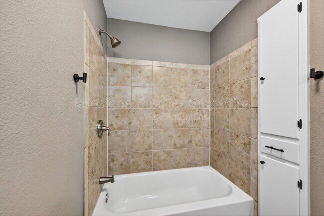 Building Photo - 112 S Wood Ave