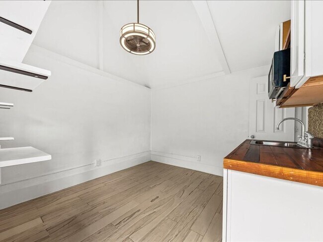 Building Photo - 2 Bedroom, 2 Bath Home with ADU Downtown Charleston!