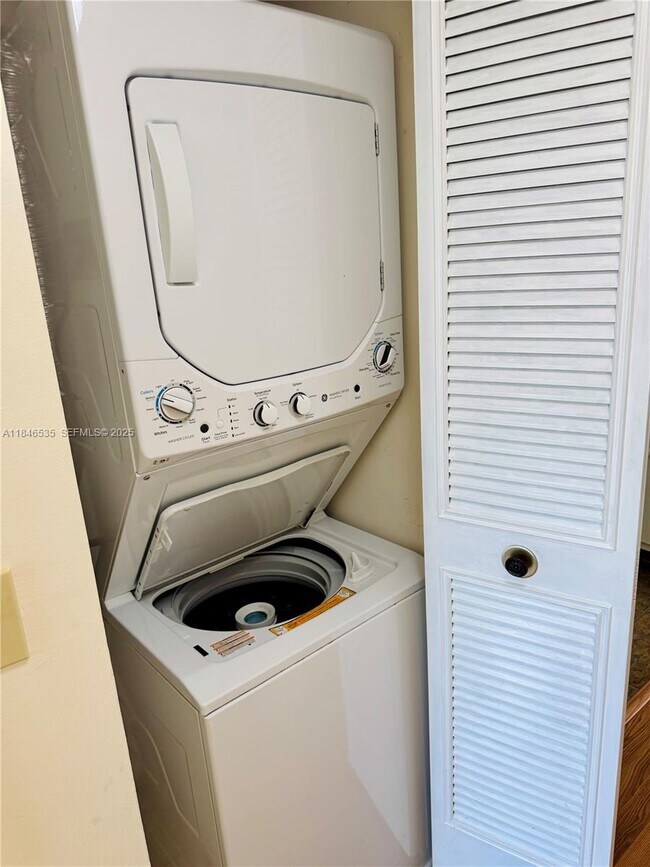 Building Photo - 806 Sky Pine Way