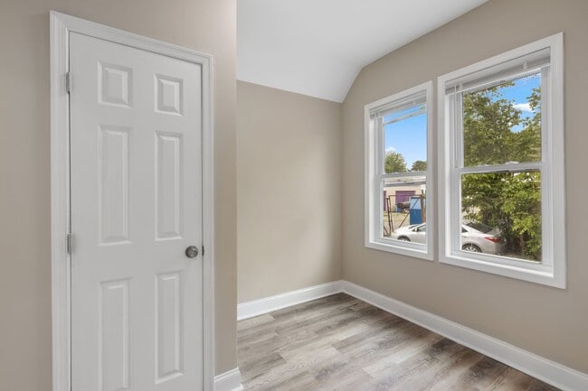 Building Photo - Newly Renovated 4-Bedroom Townhome for Rent