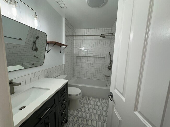 Building Photo - Application Pending - 3 Bedroom Townhouse For Rent In Hood River