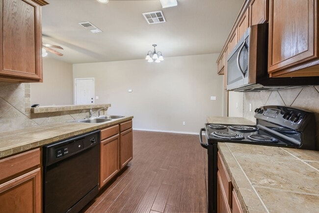 Building Photo - Nice 3 BEDROOM DUPLEX LOCATED IN HUTTO, TE...