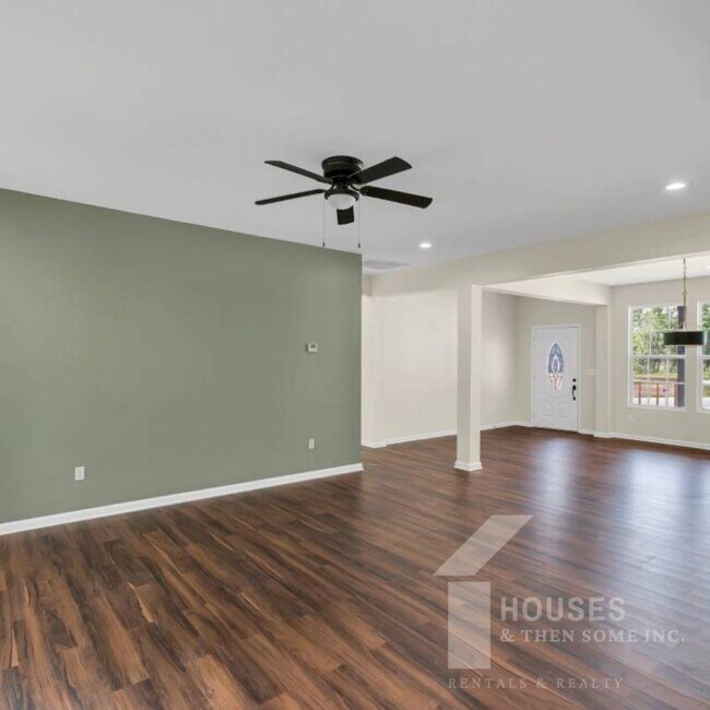 Building Photo - 1505 E Saluda Lake Rd