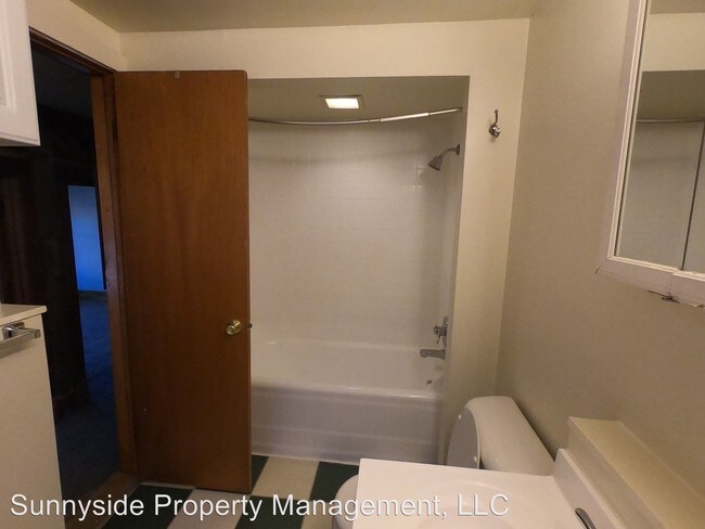 Building Photo - 943 Broadway