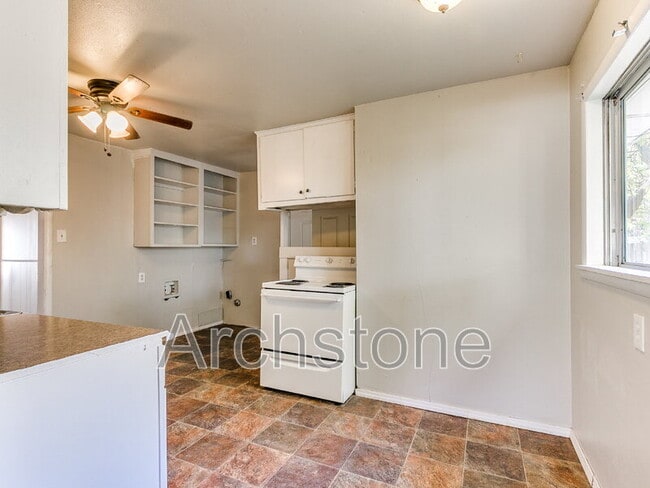 Building Photo - 527 E Boeing Dr