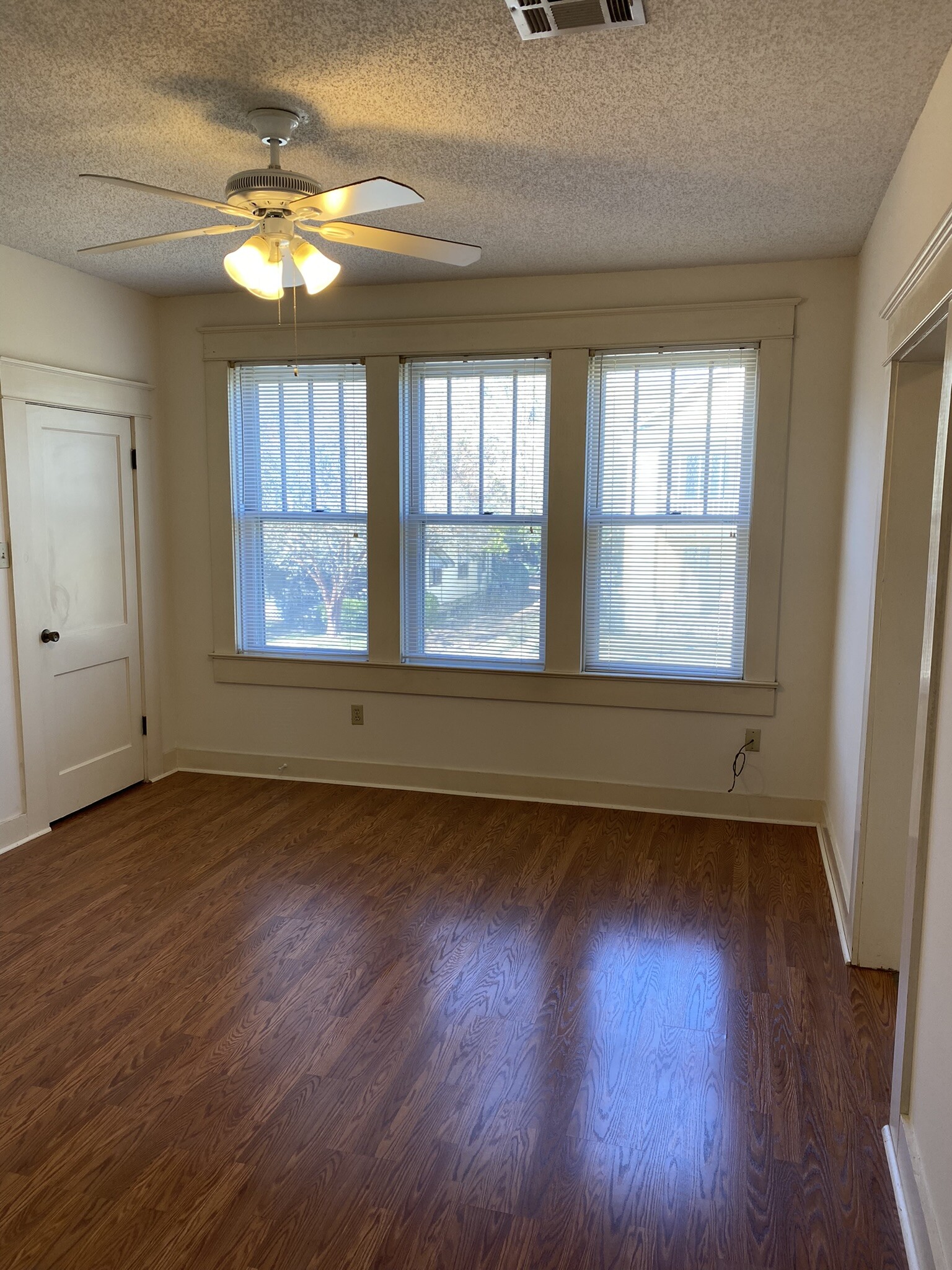 Living room - 2411 Hill St