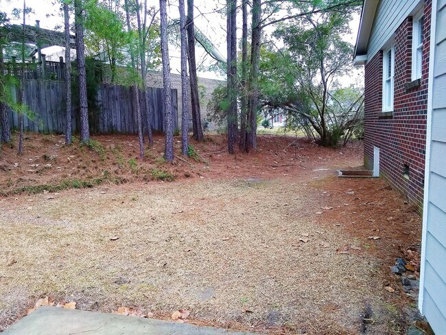 Building Photo - UPDATED & SPACIOUS 3 Bedroom 2 Bathroom home close to SHOPPING & FT BRAGG!!