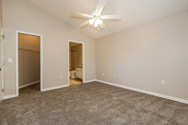 Building Photo - 535 Royal Ridge St