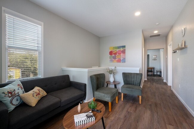 Building Photo - Private Balcony & Prime Location