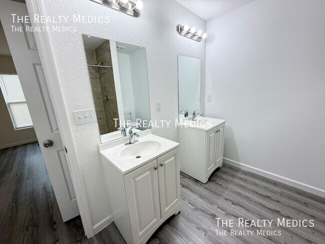 Building Photo - 15137 SW 61st Ct