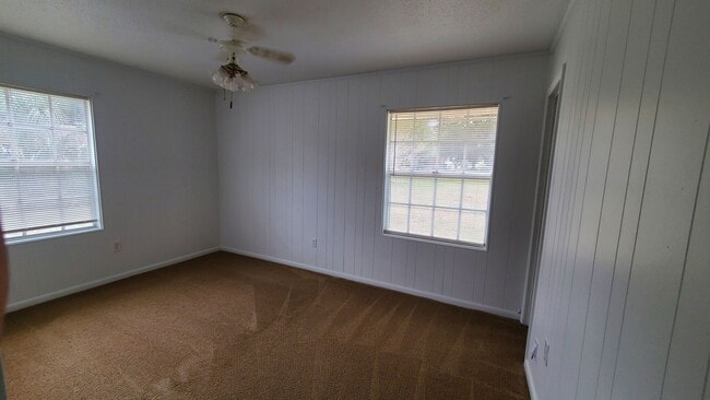Building Photo - Welcome to this charming 3-bedroom, 1.5-ba...